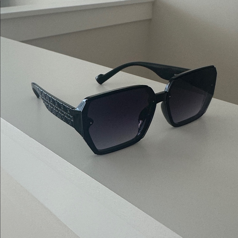 Elegant Black Square Sunglasses